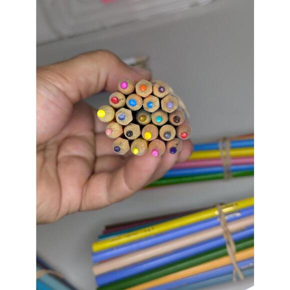 Lot of 102 Crayola Pencil Crayons Full Spectrum Of Colours - Picture 6 of 8